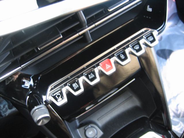 
								PEUGEOT 2008 1.2 PURE TECH GT-Line full									