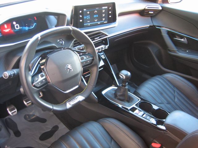 
								PEUGEOT 2008 1.2 PURE TECH GT-Line full									