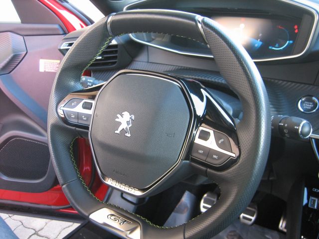 
								PEUGEOT 2008 1.2 PURE TECH GT-Line full									